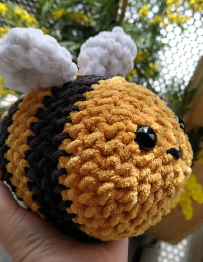 Peluche crochet abeille