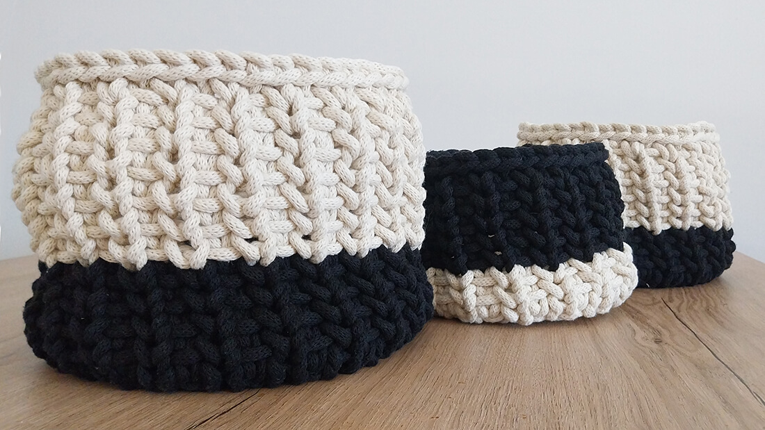 Trois paniers bicolores en tricot, avec une base crochet et en 3 tailles différentes