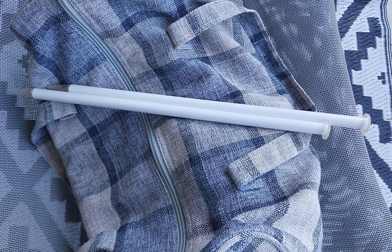 Mes premières aiguilles, des aiguilles en plastique taille 12, qui en fait appartiennent à ma maman